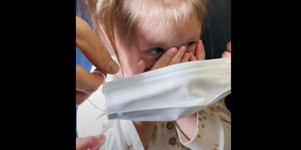 Семью выгнали из самолета после того, как двухлетняя девочка отказалась надевать маску
