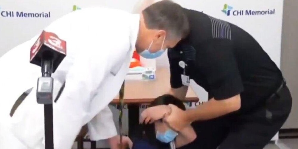 Медсестра свалилась в обморок сразу после вакцинации от Covid-19
