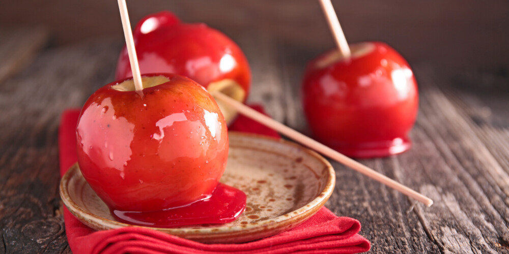 Košais Ziemassvētku tirdziņu gardums – glazēti āboli