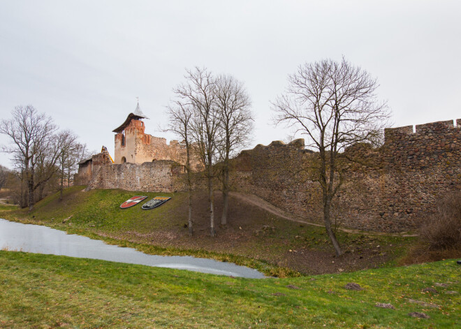 Dobeles Livonijas pils ordeņa kapela, kurā vairāk nekā divus gadus strādāja arheologi, restauratori, arhitekti un būvnieki, ir nodota ekspluatācijā. Iecienītais tūristu apskates un vēstures izziņas objekts ir kļuvis par daudzfunkcionālu kultūras, amatniecības un tūrisma attīstības centru.