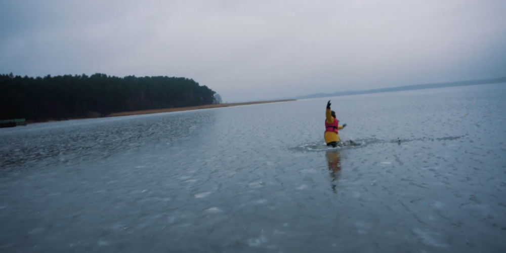 Смелое видео спасательницы из Риги: как действовать, провалившись под лед?
