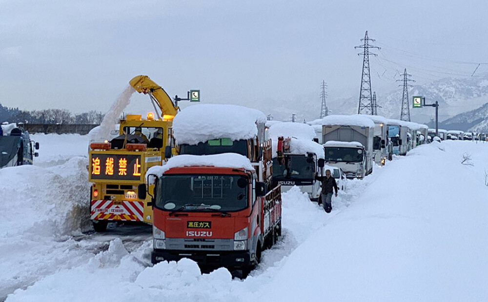 Japāna grimst sniegā: sastrēgumos uz šosejas daži pavadījuši pat 40 stundas
