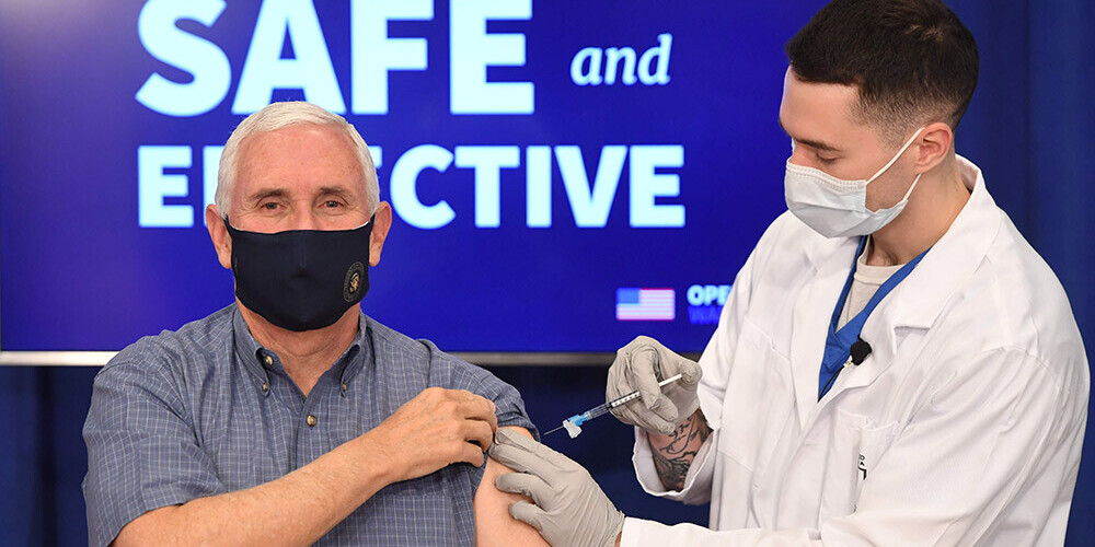 ASV viceprezidents ar sievu tiešajā ēterā saņēmis Covid-19 vakcīnu