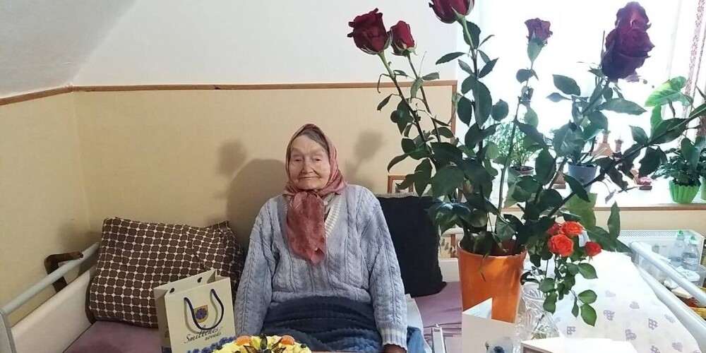 FOTO: Raunas pansijas iemītniece Alīda pandēmijas zīmē moži nosvin savu 107. dzimšanas dienu