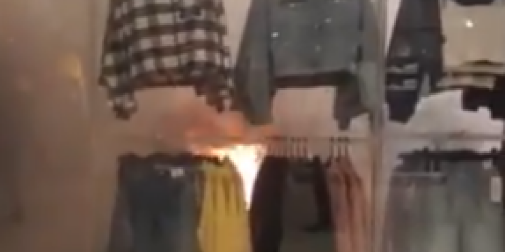 VIDEO: "Domina Shopping" veikalā ļaunprātīgas dedzināšanas dēļ izcēlies ugunsgrēks