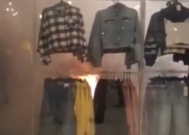 VIDEO: "Domina Shopping" veikalā ļaunprātīgas dedzināšanas dēļ izcēlies ugunsgrēks