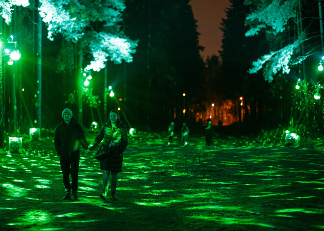 FOTO: Rīgā pirmo reizi Ziemassvētku rotās iemirdzas arī parki pilsētas apkaimēs