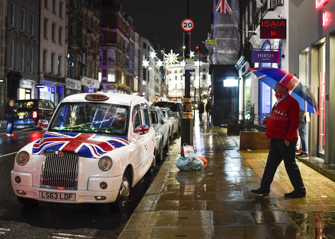 Londonā un vairākās citās Anglijas vietās, baidoties no jauna koronavīrusa varianta izplatības, izsludina 4. pakāpes karantīnu