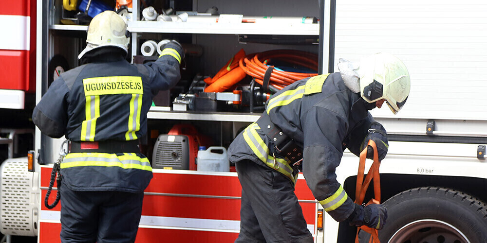 Пожарные в Риге спасли человека из задымленного здания