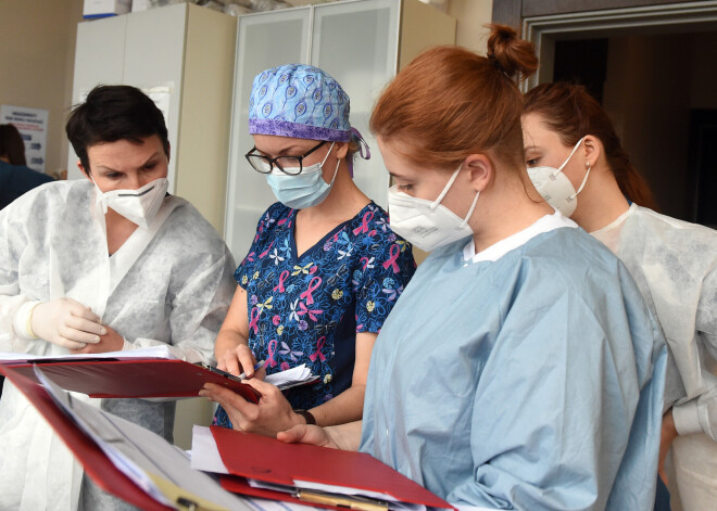 Slimnīcās Covid-19 pacientu skaits pirmo reizi pārsniedzis 900