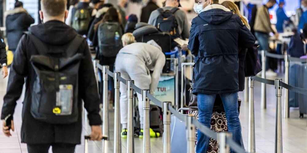 Bažas par jauno koronavīrusa paveidu: Nīderlande aizliedz lidojumus no Lielbritānijas