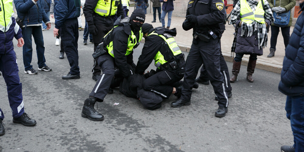 VIDEO: aizliegtā protesta laikā Rīgas centrā pulcējas cilvēki - policija veic asiņainu aizturēšanu