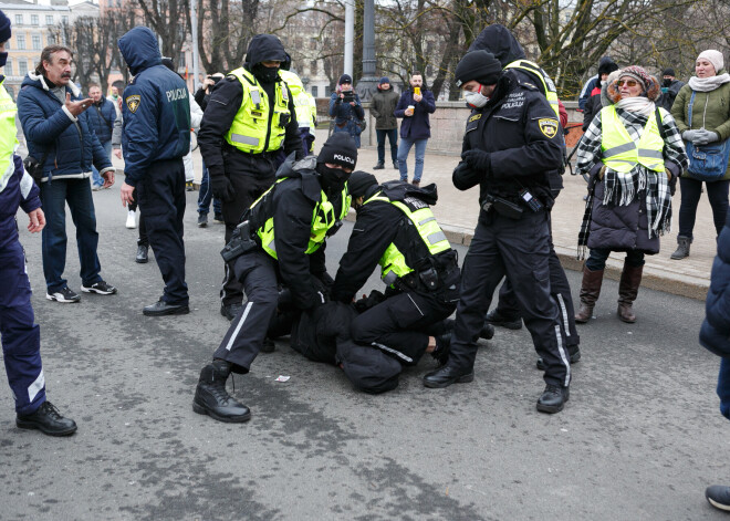 VIDEO: aizliegtā protesta laikā Rīgas centrā pulcējas cilvēki - policija veic asiņainu aizturēšanu