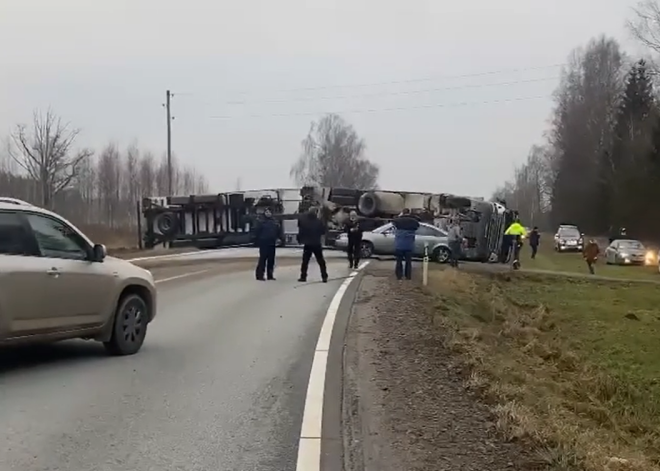 Apgāzusies kravas automašīna pilnībā aizšķērsojusi brauktuvi uz autoceļa Rīga - Daugavpils