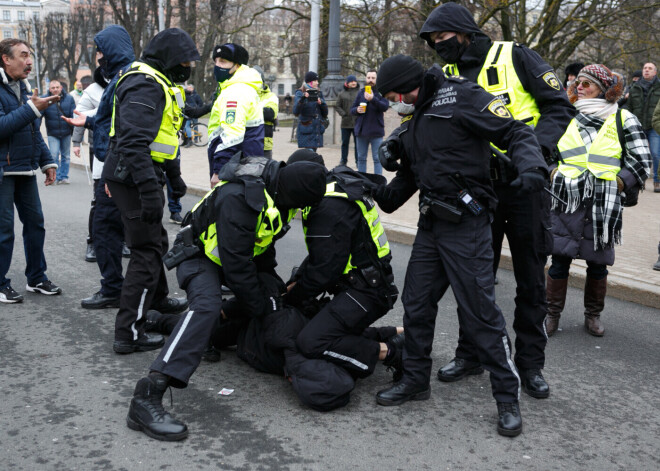 Полиция задержала трех участников митинга возле памятника Свободы