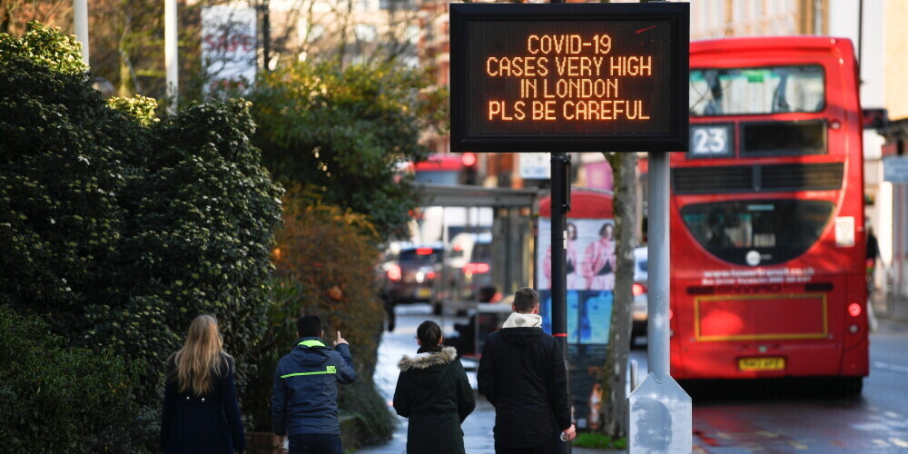 Великобритания или Соединённое Королевство, полная официальная форма — Соединённое Королевство Великобритании и Северной Ирландии (англ. The United Kingdom of Great Britain and Northern Ireland), — островное государство на северо-западе от континентальной Европы.Единое Королевство Великобритания образовалось в 1707 году вследствие политического объединения королевств Шотландии и Англии; но ещё ранее, в 1603 году, король Шотландии Яков VI унаследовал престолы Англии и Ирландии в порядке личной унии (Яков I). В 1800 году Королевство Великобритания и Королевство Ирландия объединились, образовав Соединённое Королевство Великобритании и Ирландии, которое после отделения от него в 1922 году Ирландского Свободного государства стало именоваться Соединённым Королевством Великобритании и Северной Ирландии.Великобритания — одно из крупнейших государств Европы, ядерная держава с 1952 года (признанная в соответствии с Договором о нераспространении ядерного оружия 1968 года), постоянный член Совета Безопасности ООН, бывшая метрополия Британской империи; британский монарх также является главой 15 иных независимых государств и главой Содружества.
