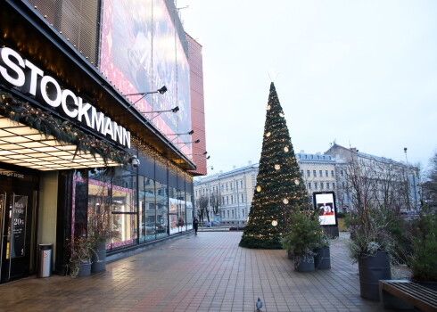 Ziemassvētku egle pie universālveikala "Stockmann".