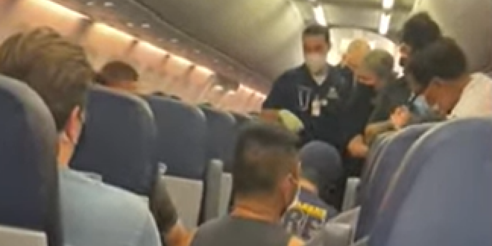 Пассажир с симптомами Covid-19 умер на борту самолета – при посадке он скрыл свое состояние