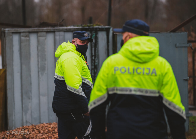 В Лиепае на квартирной вечеринке пойманы 24 человека: один напал на полицейского