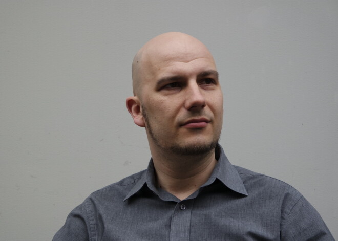 “Ja cilvēks tic, tas nenozīmē, ka viņš ir muļķis,” psihologs dod vērtīgus padomus, kā runāt ar tiem, kuri ļāvušies sazvērestību teorijām