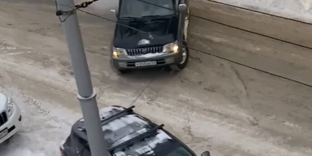 VIDEO: Novosibirskā vīrietis izvelk kaimiņa auto uz ceļa, lai pats varētu uzbraukt uz ietves