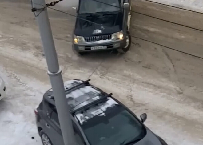 VIDEO: Novosibirskā vīrietis izvelk kaimiņa auto uz ceļa, lai pats varētu uzbraukt uz ietves