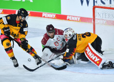 Mārtiņš Karsums novembra sākumā palīdzēja Latvijas hokeja izlasei uzvarēt "Deutschland Cup". Turklāt bija valstsvienības kapteinis.