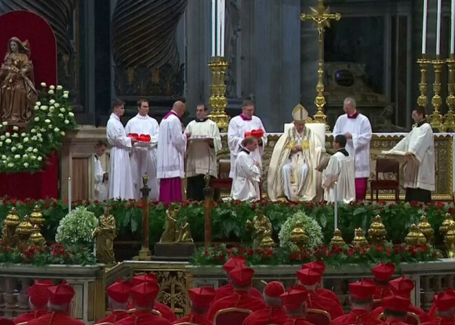 Covid-19 atklāts diviem pāvestam Franciskam tuvu stāvošiem kardināliem