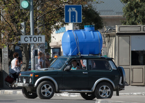 Крым высыхает: люди получают воду 4 часа в сутки, пока власти стреляют по тучам и роют скважины