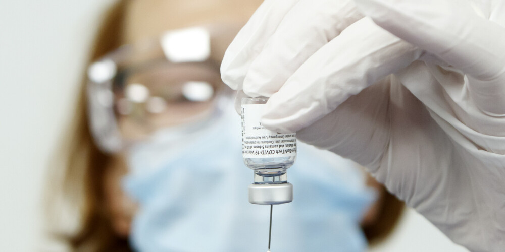 Vakcinēties pret Covid-19 patlaban ir gatavi 70% universitātes klīniku medicīnas darbinieku