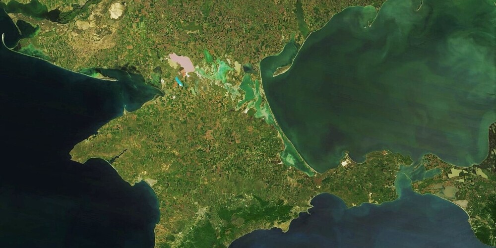 Крым (укр. Крим, крымскотат. Qırım, Къырым); также Крымский полуостров (укр. Кримський півострів, крымскотат. Qırım yarımadası, Къырым ярымадасы), ранее Таври́да (греч. Ταυρίδα) — полуостров в северной части Чёрного моря, с северо-востока омывается Азовским морем. Бо́льшая часть полуострова является объектом территориальных разногласий между Россией, контролирующей её с марта 2014 года, и Украиной. Большинство государств — членов ООН продолжают рассматривать весь Крым как часть Украины.