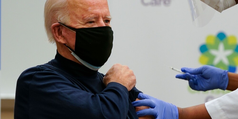 Džo Baidens televīzijas kameru priekšā saņem vakcīnas pirmo devu