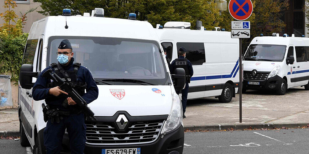 Agresīvs vīrietis Francijā uzdzen sievu uz jumta un nošauj trīs policistus