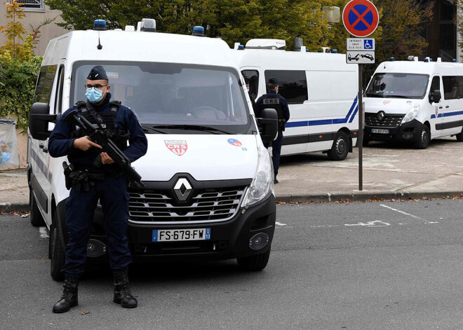 Agresīvs vīrietis Francijā uzdzen sievu uz jumta un nošauj trīs policistus