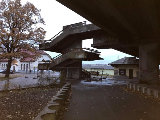 Tumšs, slapjš un drūms - tāds skats paveras pie Zemitāna tilta, kas Rīgas centru savieno ar Purvciemu.