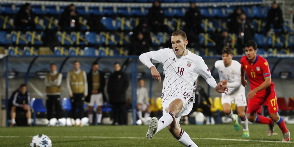 Raimonds Krollis (dzimis 2001. gada 28. oktobrī) ir Latvijas futbolists, spēlē uzbrucēja pozīcijā, Latvijas futbola izlases dalībnieks. Krollis ir futbola skolas "Metta" audzēknis. Virslīgā debitēja 2019. gada 15. martā spēlē pret Riga FC. Pirmos vārtus Virslīgā guva 2019. gada 27. aprīlī pret Valmiera Glass ViA. Spēlējis Latvijas U-19 izlasē. Latvijas izlasē debitēja 2020. gada 6. septembrī UEFA Nāciju līgas spēlē pret Maltas izlasi, dodoties laukumā sākumsastāvā. Pirmos vārtus izlasē guva ar 11 metru soda sitienu 2020. gada 17. novembrī pret Andoru.