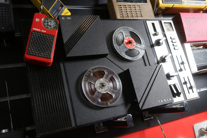 Astoņdesmito gadu radiouztvērējs, ar kuru vēl pirms dažiem gadiem varēja dzirdēt ugunsdzēsēju un aviācijas pilotu sarunas – līdz brīdim, kad visi dienesti pārgāja uz digitālo tehniku.