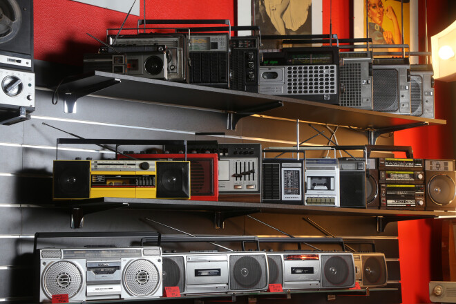 Aigaram ir sapnis kādudien vienu veikala sienu izveidot no VEF Sigma radiouztvērējiem. Daži tādi viņa kolekcijā jau ir, ieskaitot diezgan unikālu gaišas krāsas modeli; parasti ražoja melnus.