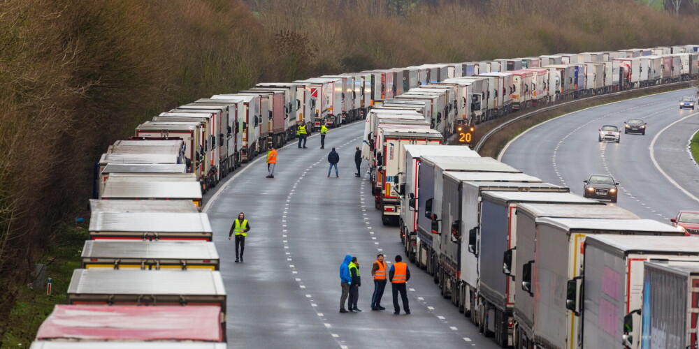 FOTO: tūkstošiem kravas auto iestrēguši pie Duvras ostas. Šoferu pacietība sāk izsīkt