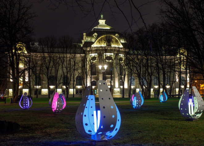 FOTO: Rīga iemirdzējusies īpašā Ziemassvētku rotā