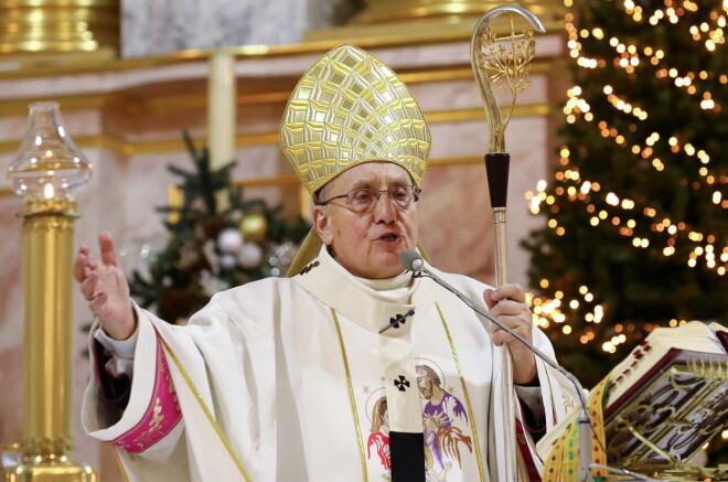 Katoļu arhibīskaps Tadeušs Kondrusevičs Ziemassvētku dievkalpojumā.