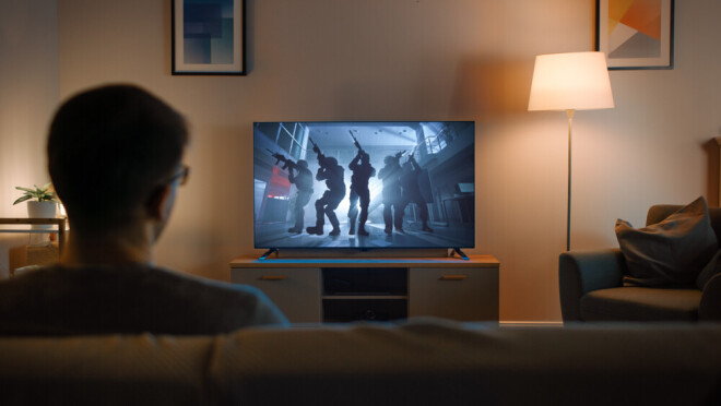 Patīkamākai sajūtai ievies sienas lampu aiz televizora – tā harmonizēs gaismas un tumsas attiecības.