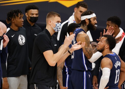 Kārlailam pozitīvi komentāri par Porziņģa atlabšanu; "Mavericks" zaudējums pret čempioni "Lakers"