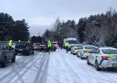 Grupa automašīnu dodas uz Liepāju (papildināts ar Valsts policijas komentāru)