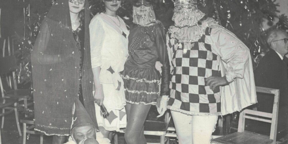 Leģendārie Jaungada karnevāli Kazdangā: kā studenti ballējās 1970. gadā. FOTO