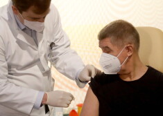 Čehijā pirmais vakcīnu saņēmis premjerministrs Andrejs Babišs.