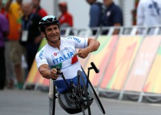 Autosportists Alekss Dzanardi pēc smagas avārijas sacīkstēs pievērsās paralimpiskajam sportam.