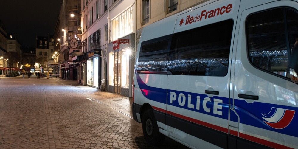 Parīzē par nelegālu ballīšu organizēšanu aizturēti pieci cilvēki