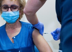 Plkst. 8.02 no rīta mediķim Latvijā ievadīta pirmā Covid-19 vakcīna