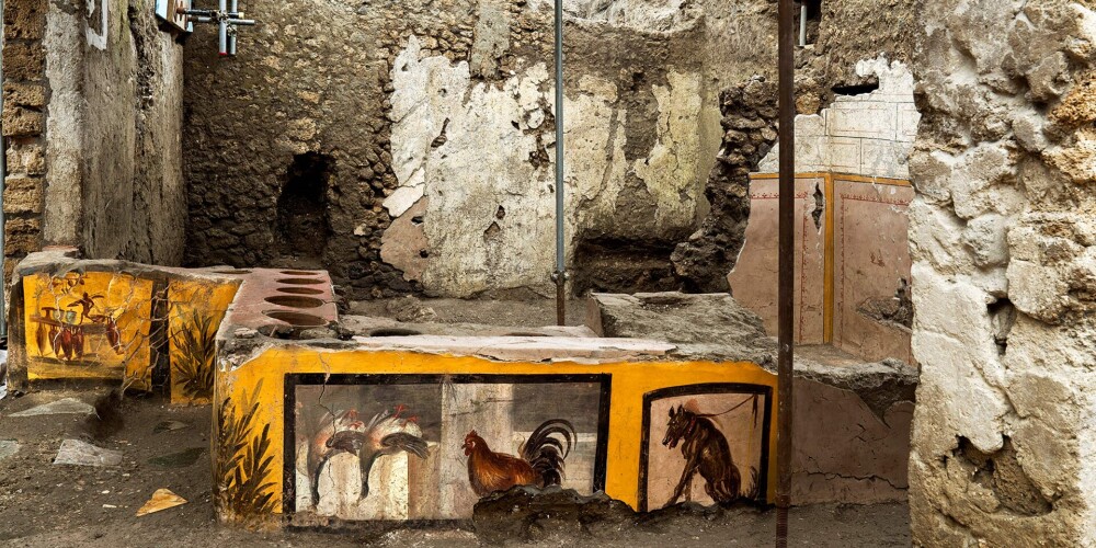 FOTO: arheologi atraduši gandrīz 2000 gadu senu "street food" stendu